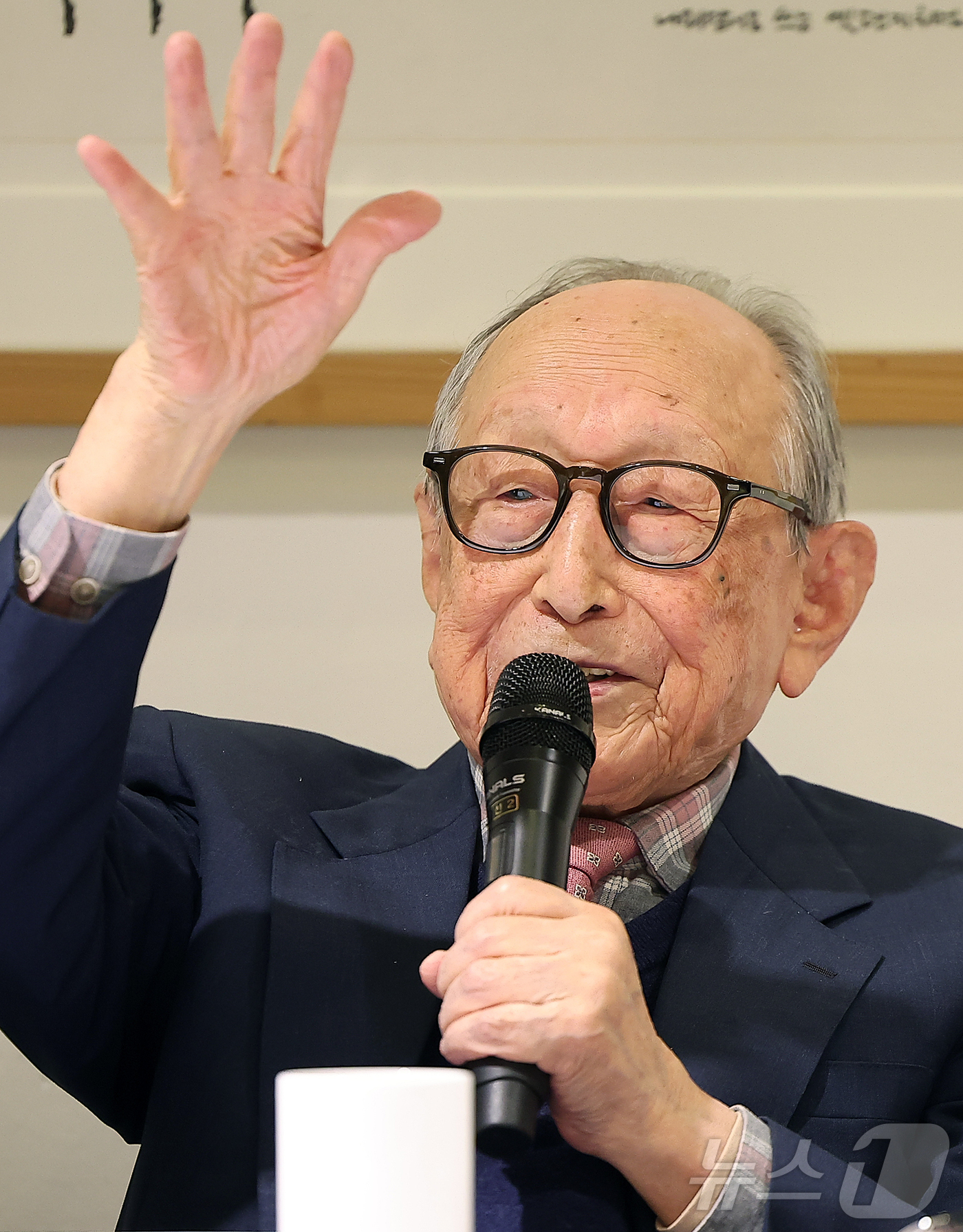 (서울=뉴스1) 김진환 기자 = 김형석 연세대학교 명예교수가 12일 오전 서울 중구 달개비에서 열린 '백 년의 유산' 출간 기자간담회에서 소감을 말하고 있다.'백 년의 유산'은 지 …