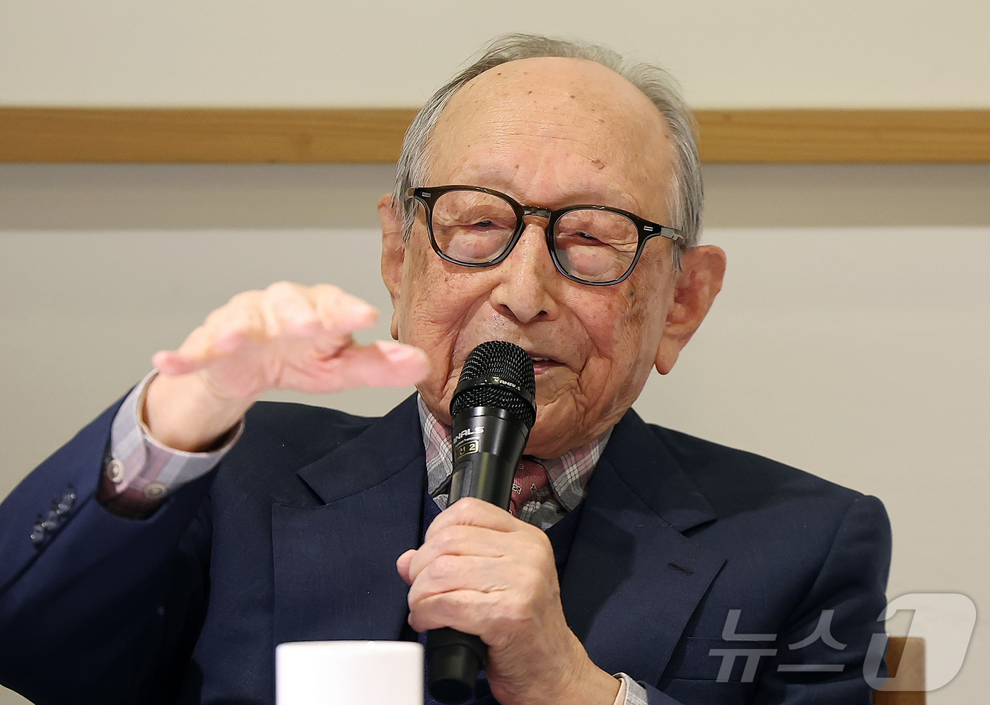 (서울=뉴스1) 김진환 기자 = 김형석 연세대학교 명예교수가 12일 오전 서울 중구 달개비에서 열린 '백 년의 유산' 출간 기자간담회에서 소감을 말하고 있다.'백 년의 유산'은 지 …
