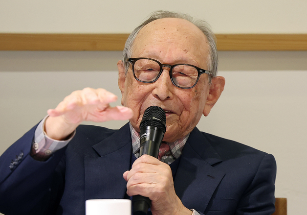'106세 세계 최고령 저자' 김형석 교수 "인간, AI에 지배 당해선 안돼"(종합)