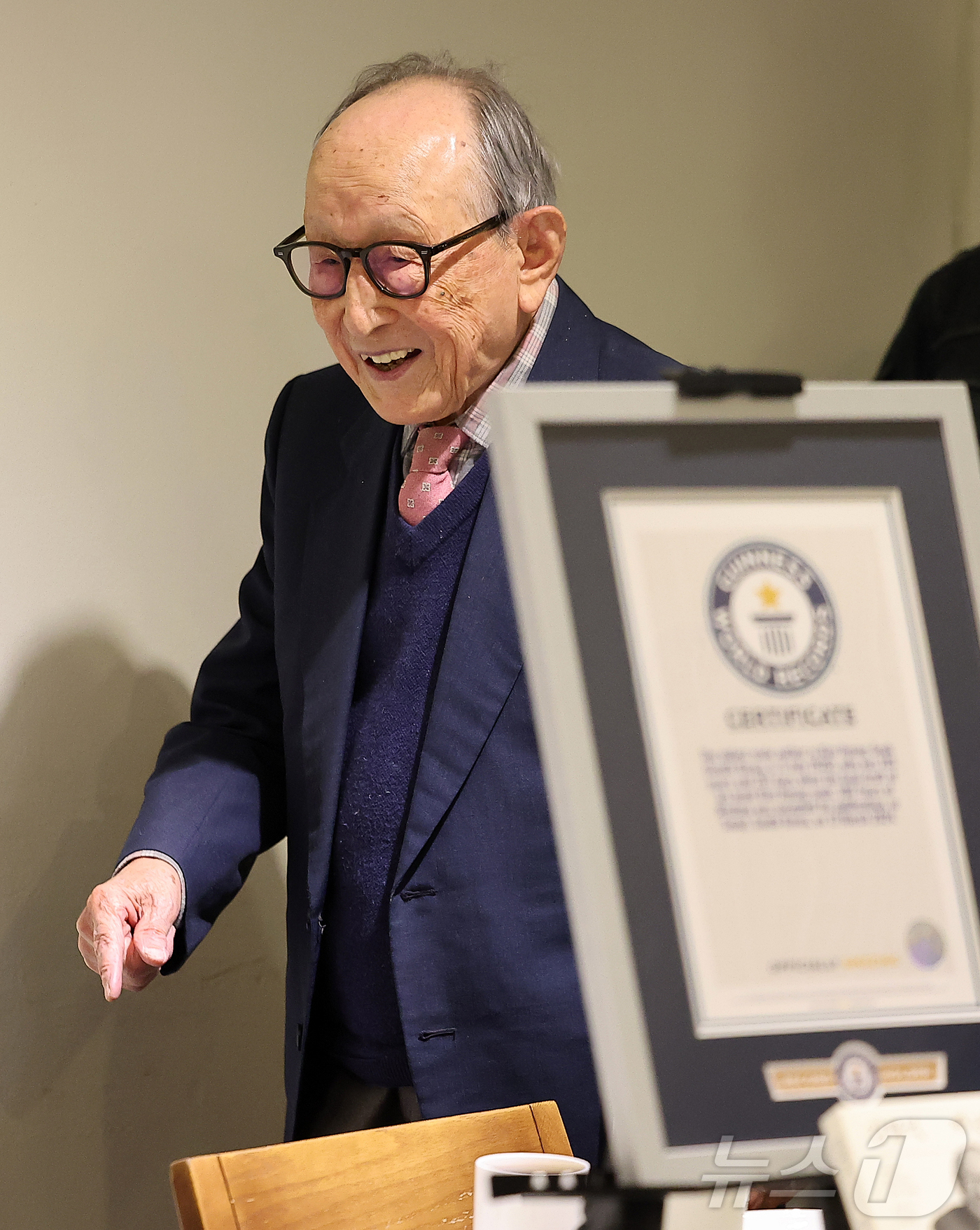 (서울=뉴스1) 김진환 기자 = 김형석 연세대학교 명예교수가 12일 오전 서울 중구 달개비에서 열린 '백 년의 유산' 출간 기자간담회에 참석하고 있다.'백 년의 유산'은 지난해 9 …