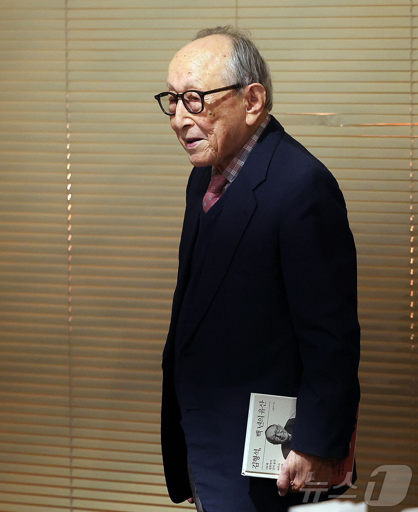(서울=뉴스1) 김진환 기자 = 김형석 연세대학교 명예교수가 12일 오전 서울 중구 달개비에서 열린 '백 년의 유산' 출간 기자간담회에 참석하고 있다.'백 년의 유산'은 지난해 9 …