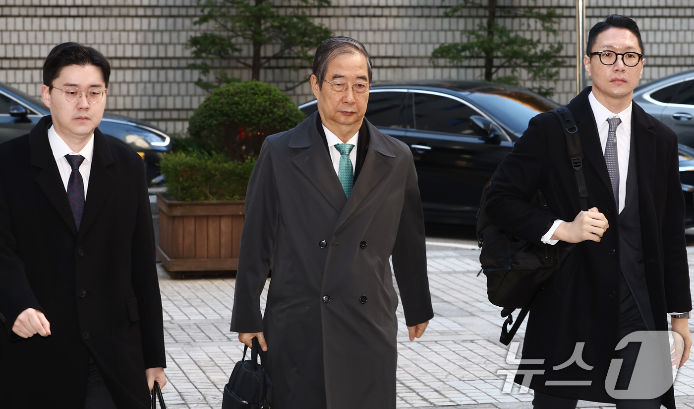 (서울=뉴스1) 김민지 기자 = 윤석열 전 대통령의 12·3 비상계엄을 적극적으로 말리지 않은 혐의로 재판에 넘겨진 한덕수 전 국무총리가 12일 오전 서울 서초구 서울중앙지방법원에 …