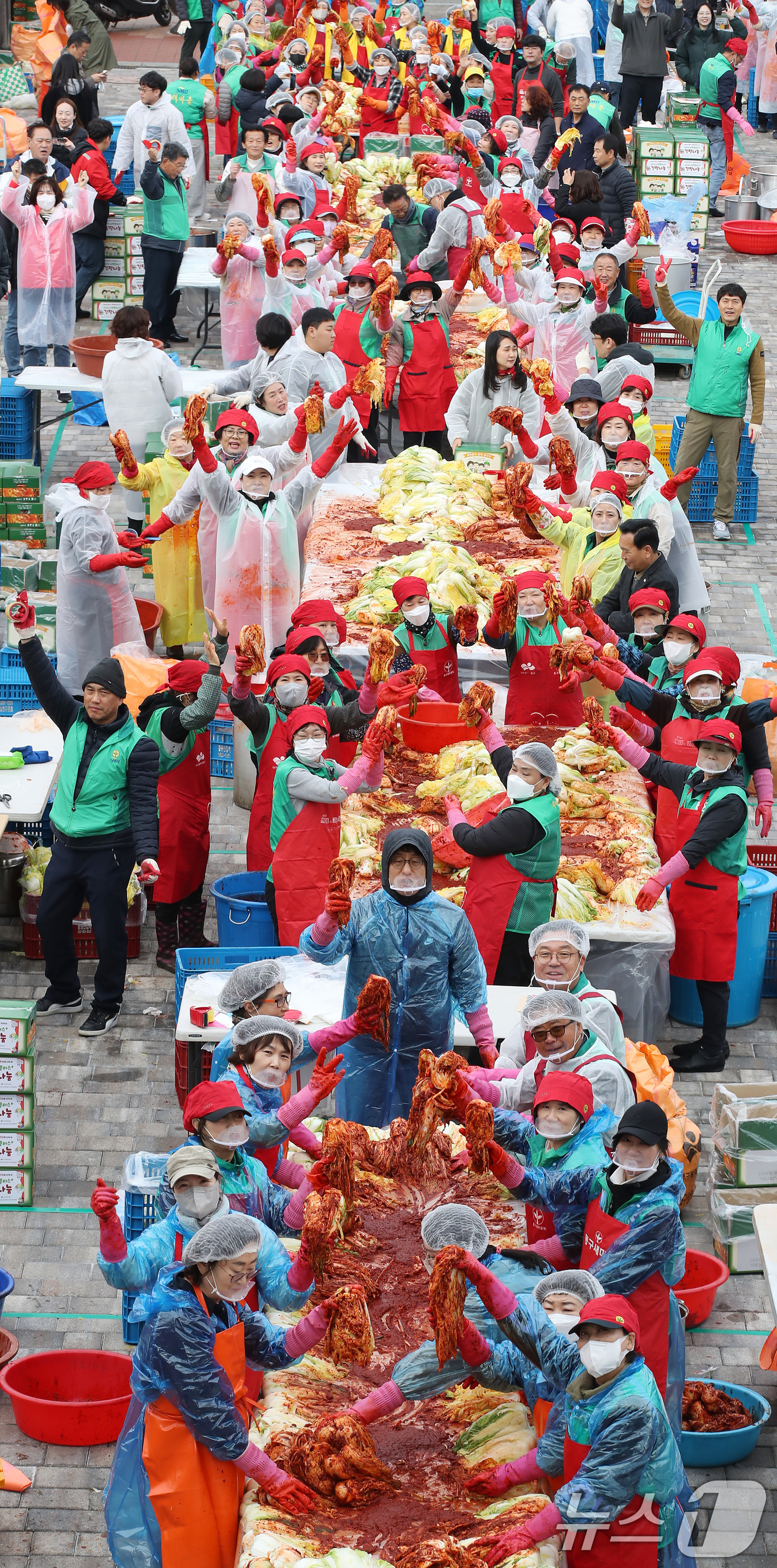 (대구=뉴스1) 공정식 기자 = 12일 오전 대구 동구 아양아트센터 광장에서 열린 '2025 사랑플러스 김장 나눔' 행사에 참여한 동구새마을부녀회 등 자원봉사자 500여 명이 어려 …