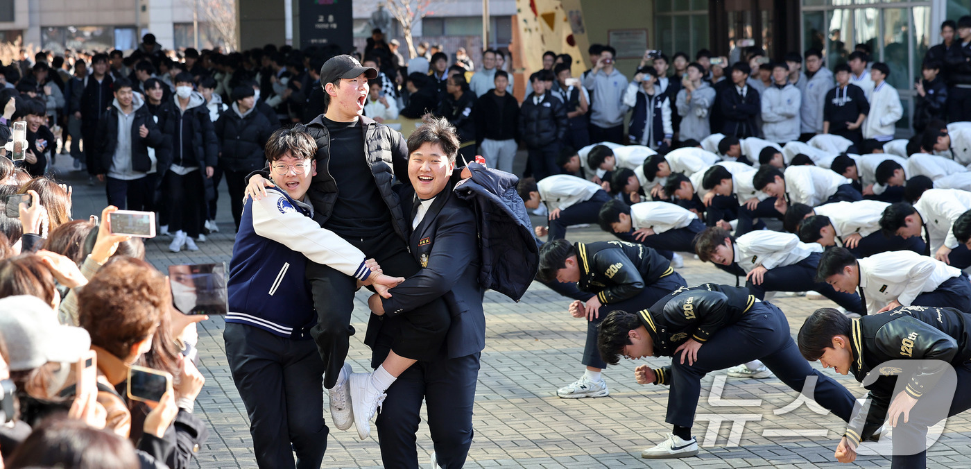 (서울=뉴스1) 박지혜 기자 = 2026학년도 대학수학능력시험(수능)을 하루 앞둔 12일 서울 강남구 중동고등학교에서 수험생이 후배들의 응원을 받으며 학교를 나서고 있다. 2025 …