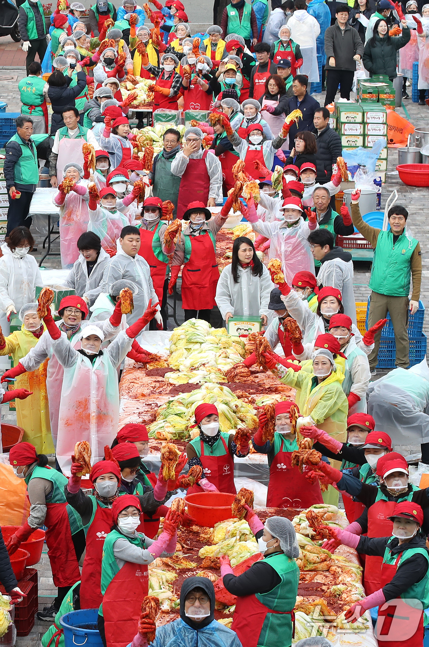 (대구=뉴스1) 공정식 기자 = 12일 오전 대구 동구 아양아트센터 광장에서 열린 '2025 사랑플러스 김장 나눔' 행사에 참여한 동구새마을부녀회 등 자원봉사자 500여 명이 어려 …