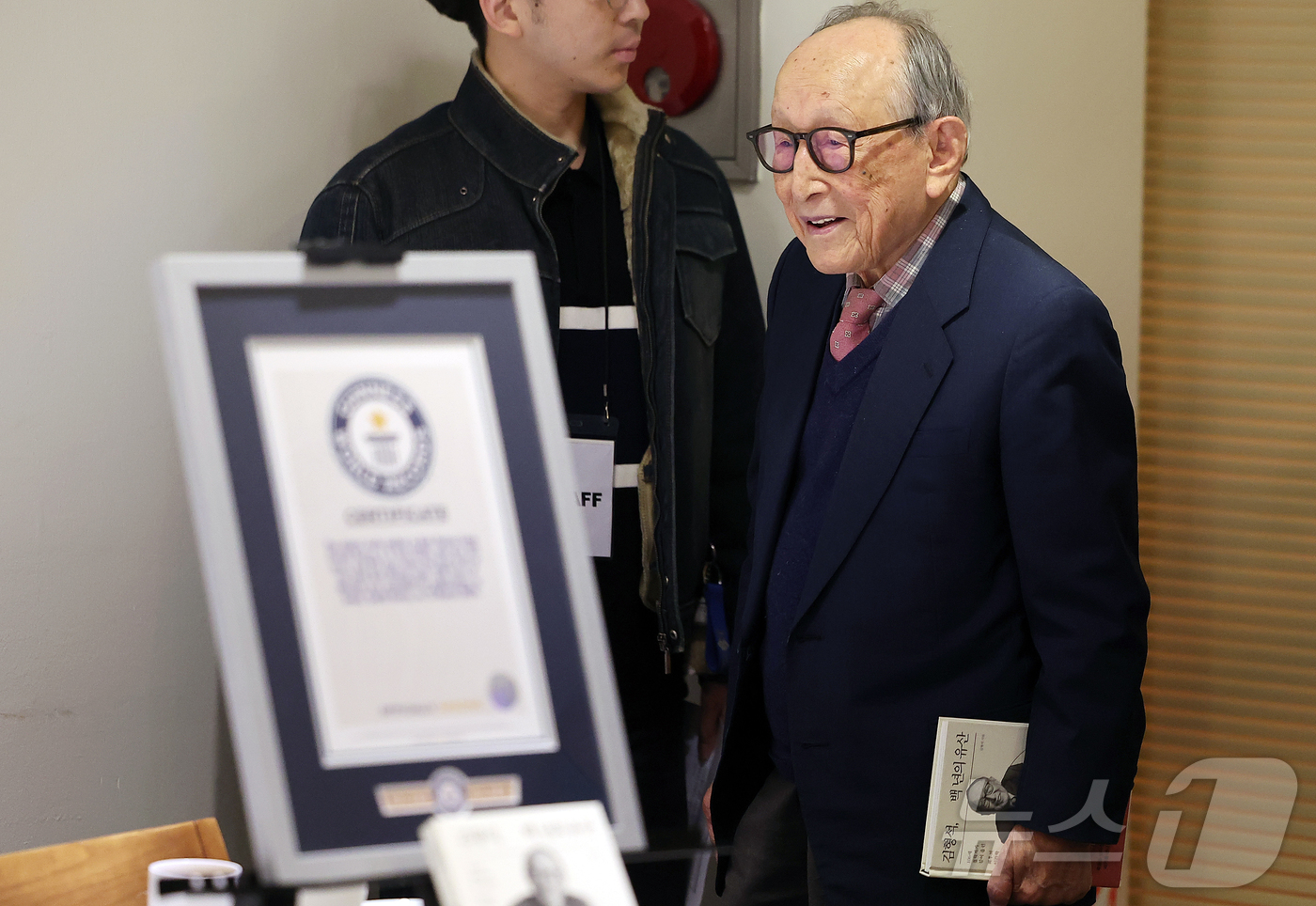 (서울=뉴스1) 김진환 기자 = 김형석 연세대학교 명예교수가 12일 오전 서울 중구 달개비에서 열린 '백 년의 유산' 출간 기자간담회에 참석하고 있다.'백 년의 유산'은 지난해 9 …