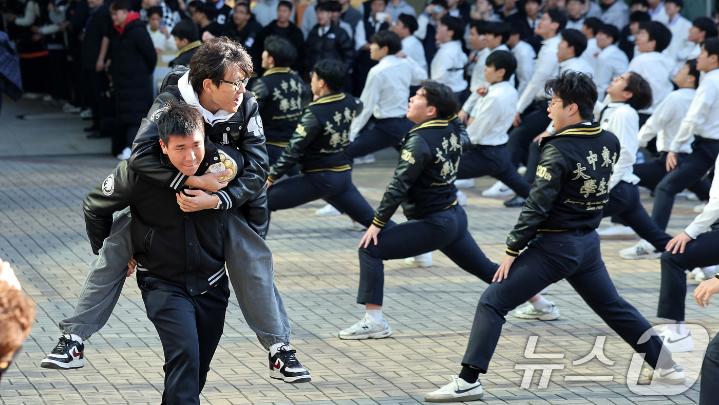(서울=뉴스1) 박지혜 기자 = 2026학년도 대학수학능력시험(수능)을 하루 앞둔 12일 서울 강남구 중동고등학교에서 수험생이 후배들의 응원을 받으며 학교를 나서고 있다. 2025 …