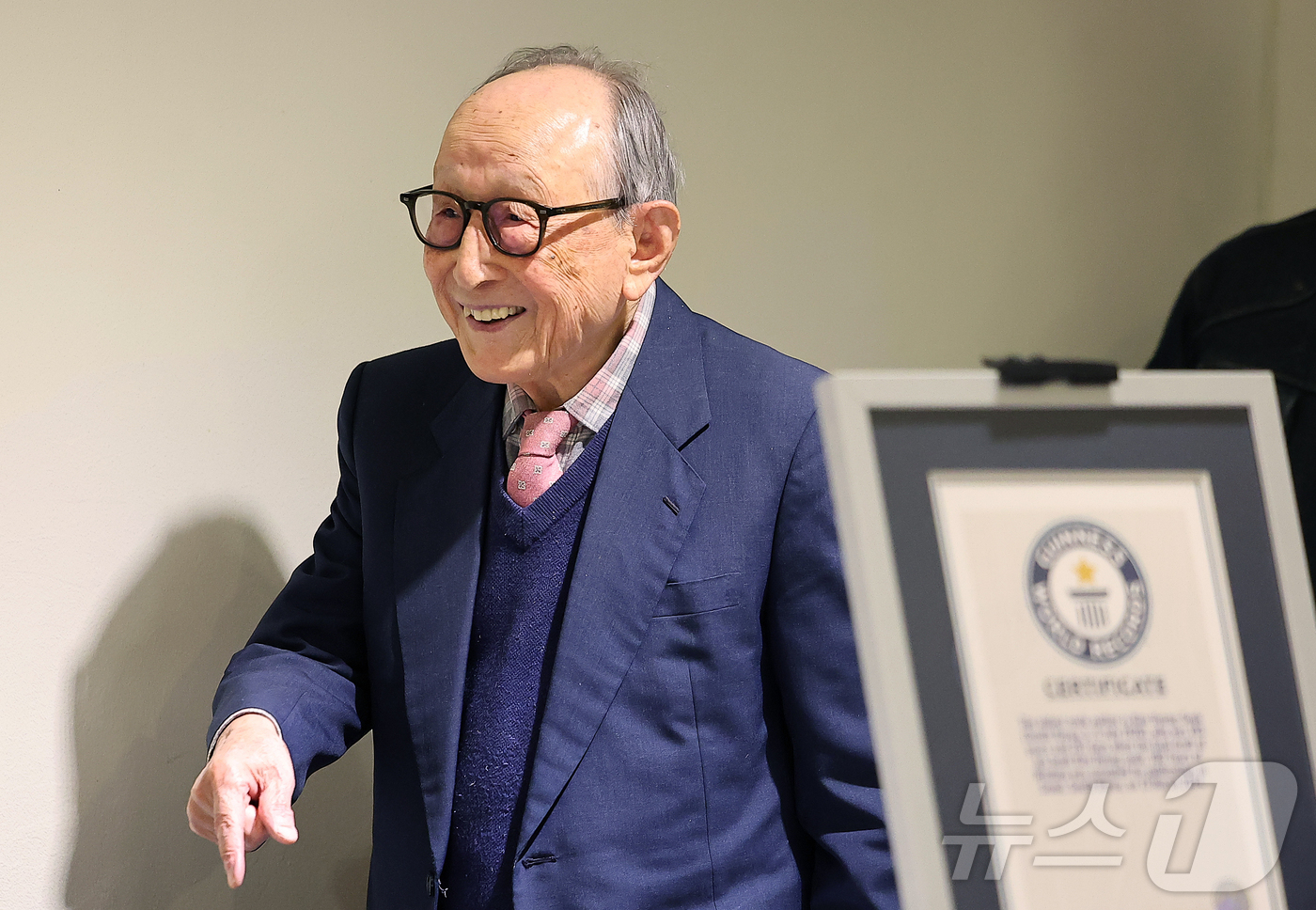 (서울=뉴스1) 김진환 기자 = 김형석 연세대학교 명예교수가 12일 오전 서울 중구 달개비에서 열린 '백 년의 유산' 출간 기자간담회에 참석하고 있다.'백 년의 유산'은 지난해 9 …