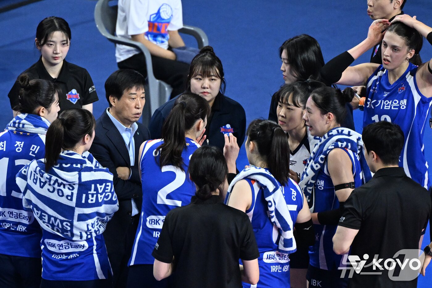 본문 이미지 - 시즌 초반 흔들리고 있는 IBK기업은행. &#40;KOVO 제공&#41;