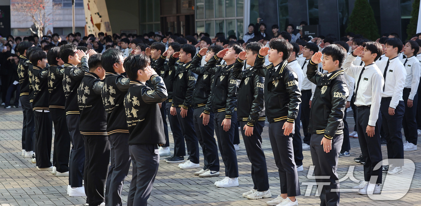 (서울=뉴스1) 박지혜 기자 = 2026학년도 대학수학능력시험(수능)을 하루 앞둔 12일 서울 강남구 중동고등학교에서 수험생들(왼쪽)이 후배들의 응원을 받고 있다. 2025.11. …