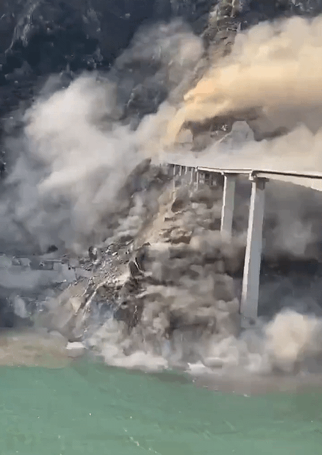 올해 완공된 中쓰촨성 대교, 산사태로 와르르…인명피해 없어