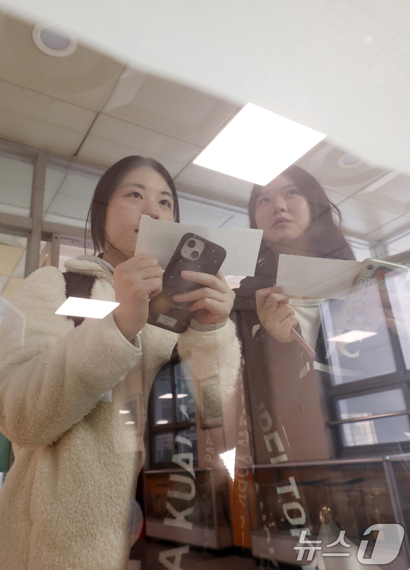 (용인=뉴스1) 김영운 기자 = 2026학년도 대학수학능력시험을 하루 앞둔 12일 경기 용인시 수지구 죽전고등학교에서 수험생들이 시험장 배치도를 확인하고 있다. 2025.11.12 …