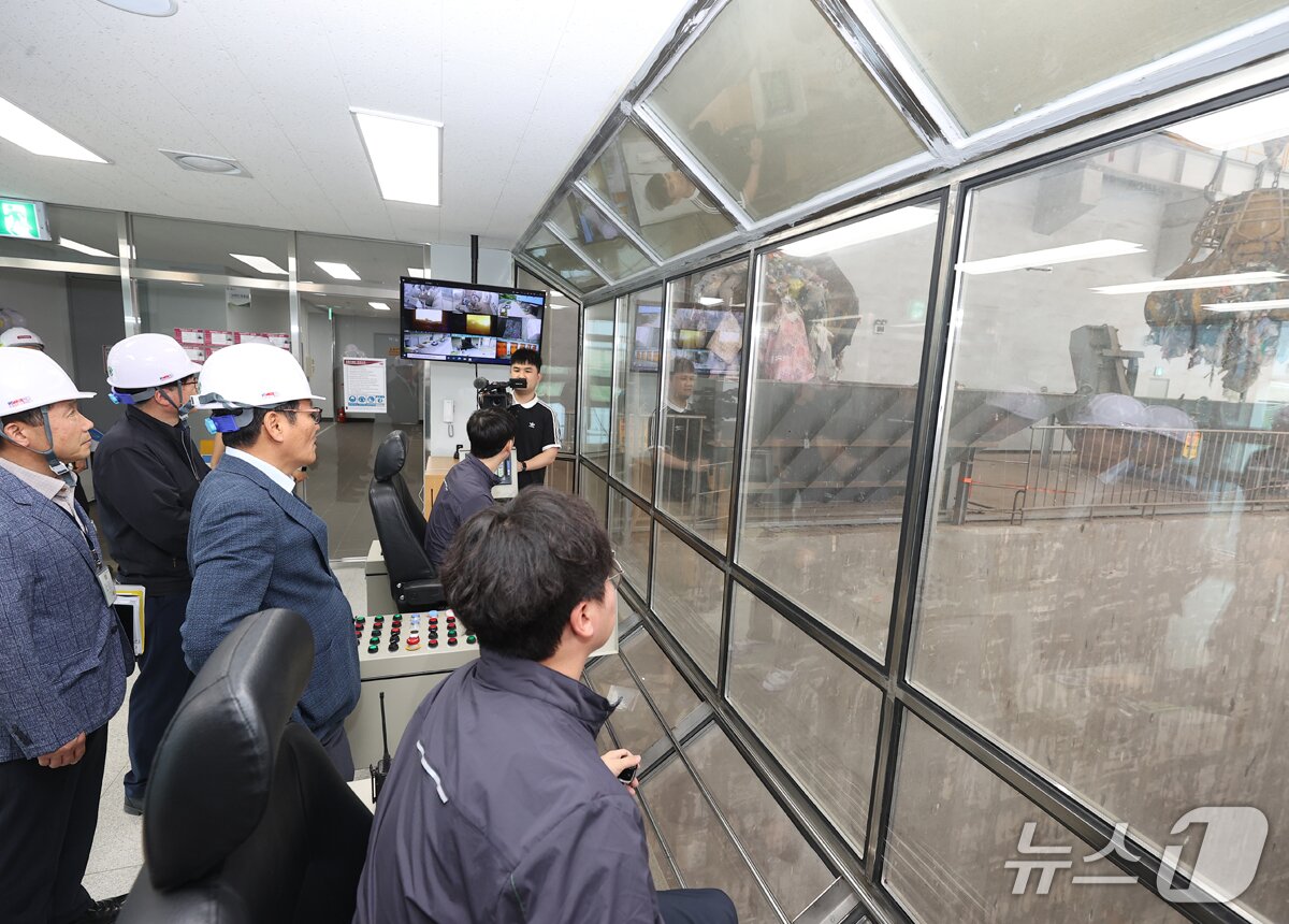 본문 이미지 - 강원 강릉시 생활폐기물 소각시설 시찰 중인 김홍규 시장.&#40;강릉시 제공, 재판매 및 DB 금지&#41; 2025.11.12/뉴스1