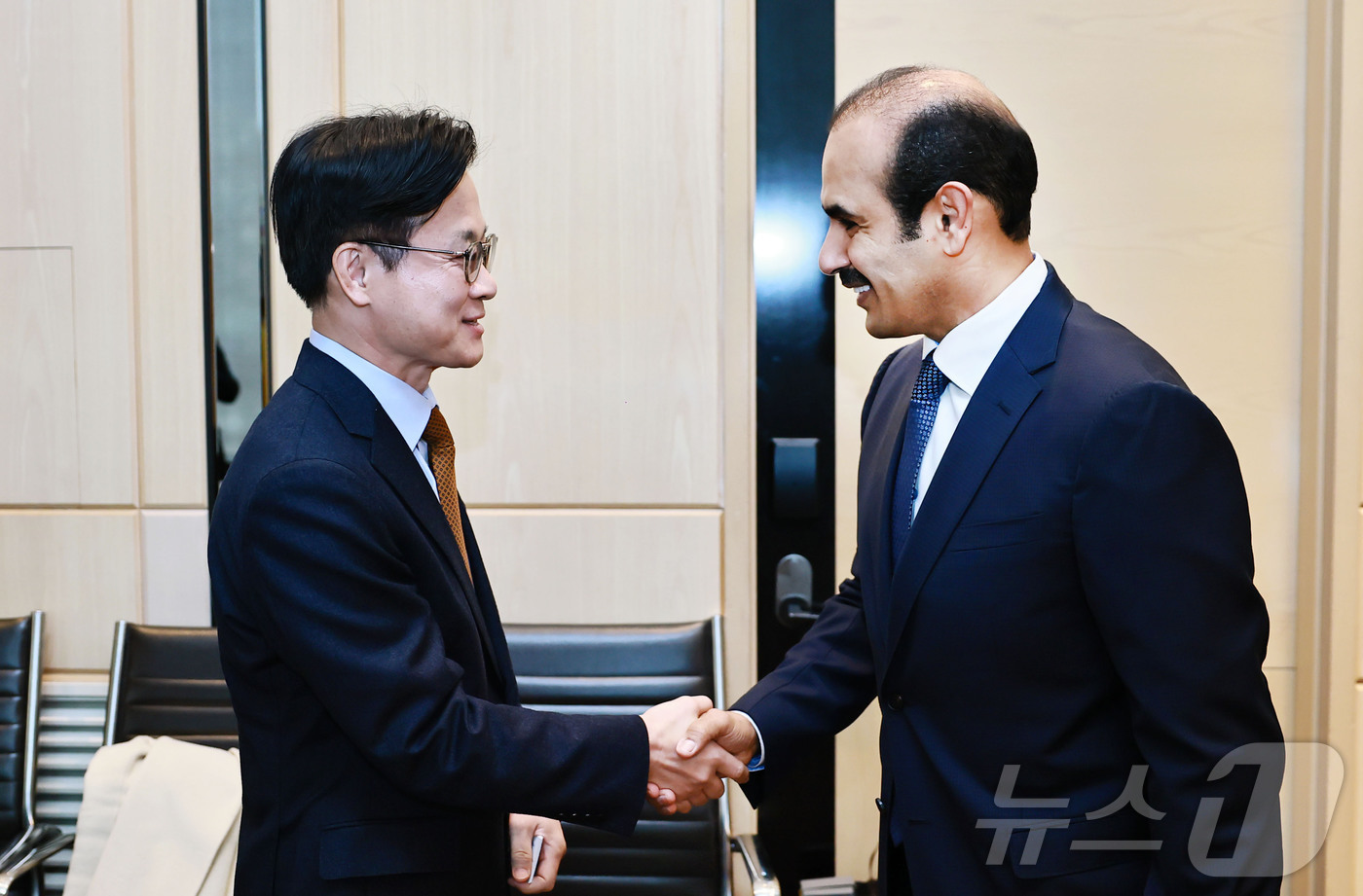 (서울=뉴스1) = 김정관 산업통상부 장관은 12일 오전 서울 종로구 포시즌스호텔에서 알 카비 카타르 에너지 담당 국무장관과 면담을 갖고, 에너지 공급망 협력을 중심으로 양국 간 …