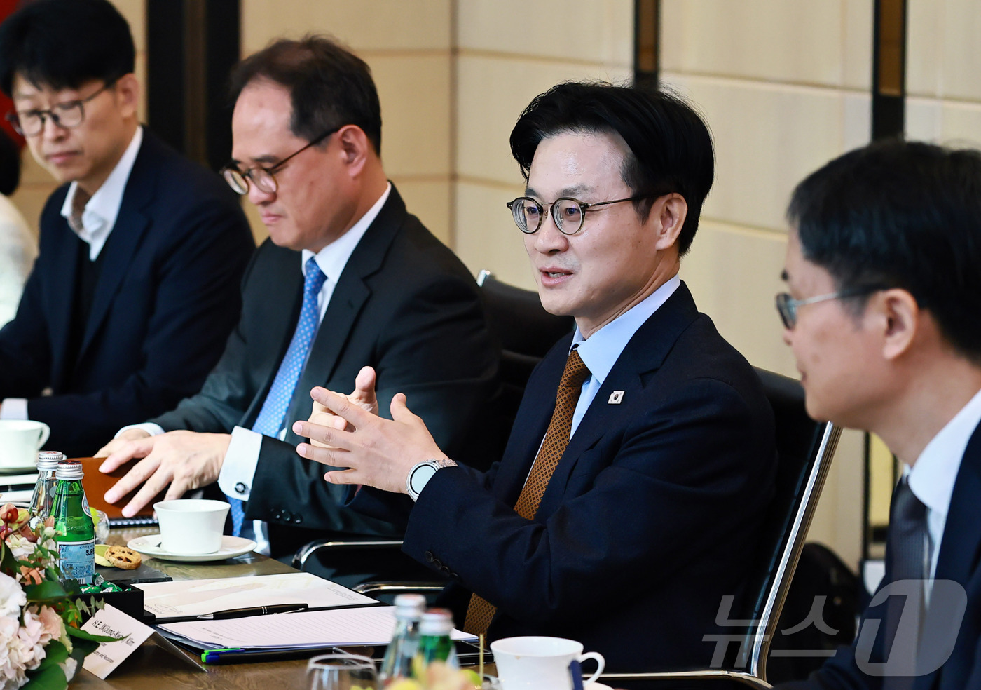 (서울=뉴스1) = 김정관 산업통상부 장관은 12일 오전 서울 종로구 포시즌스호텔에서 알 카비 카타르 에너지 담당 국무장관과 면담을 갖고, 에너지 공급망 협력을 중심으로 양국 간 …