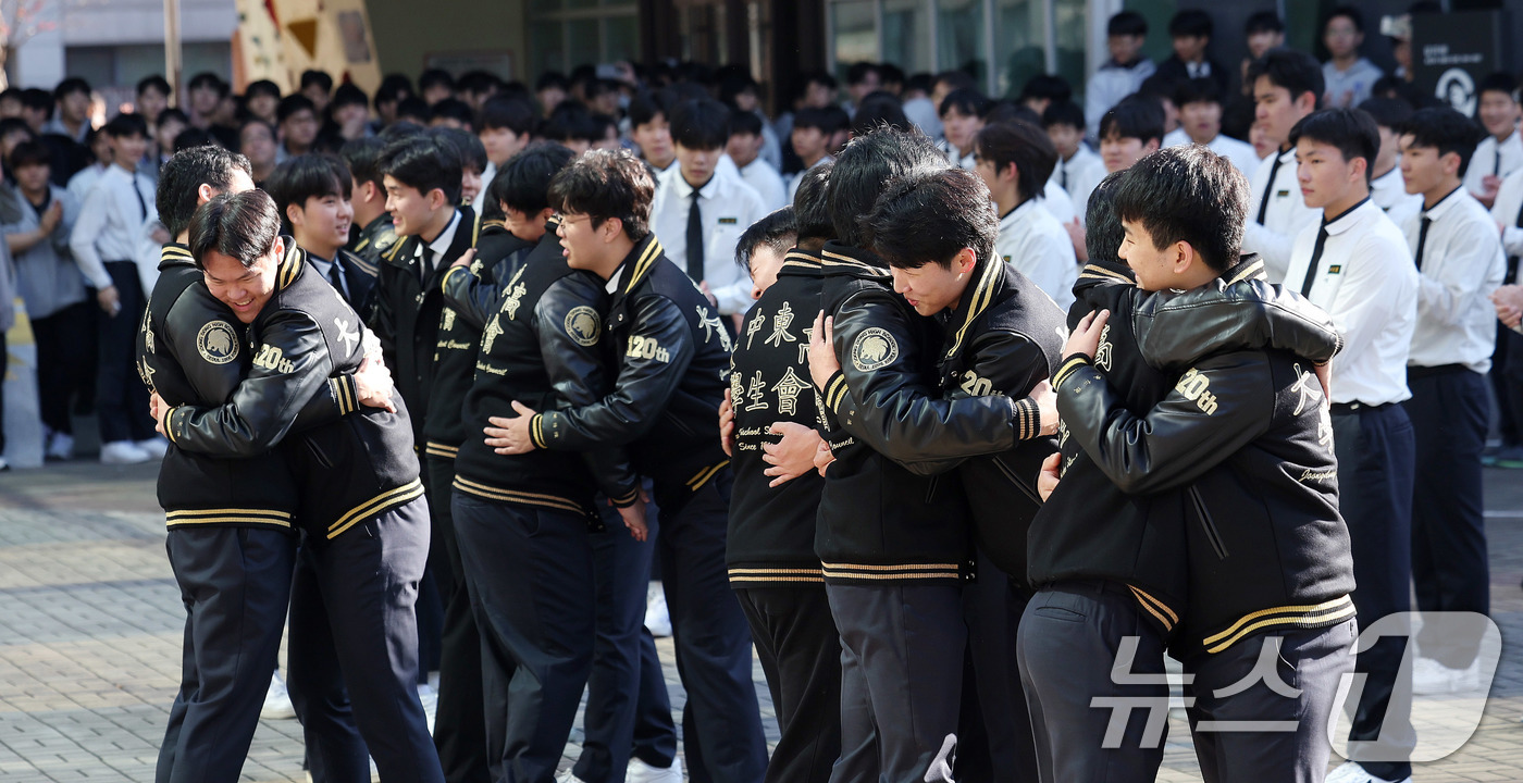 (서울=뉴스1) 박지혜 기자 = 2026학년도 대학수학능력시험(수능)을 하루 앞둔 12일 서울 강남구 중동고등학교에서 수험생들이 후배들의 응원을 받고 있다. 2025.11.12/뉴 …