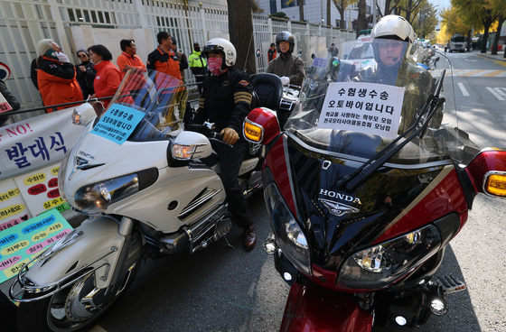 '수험생 수송 준비하는 라이더'