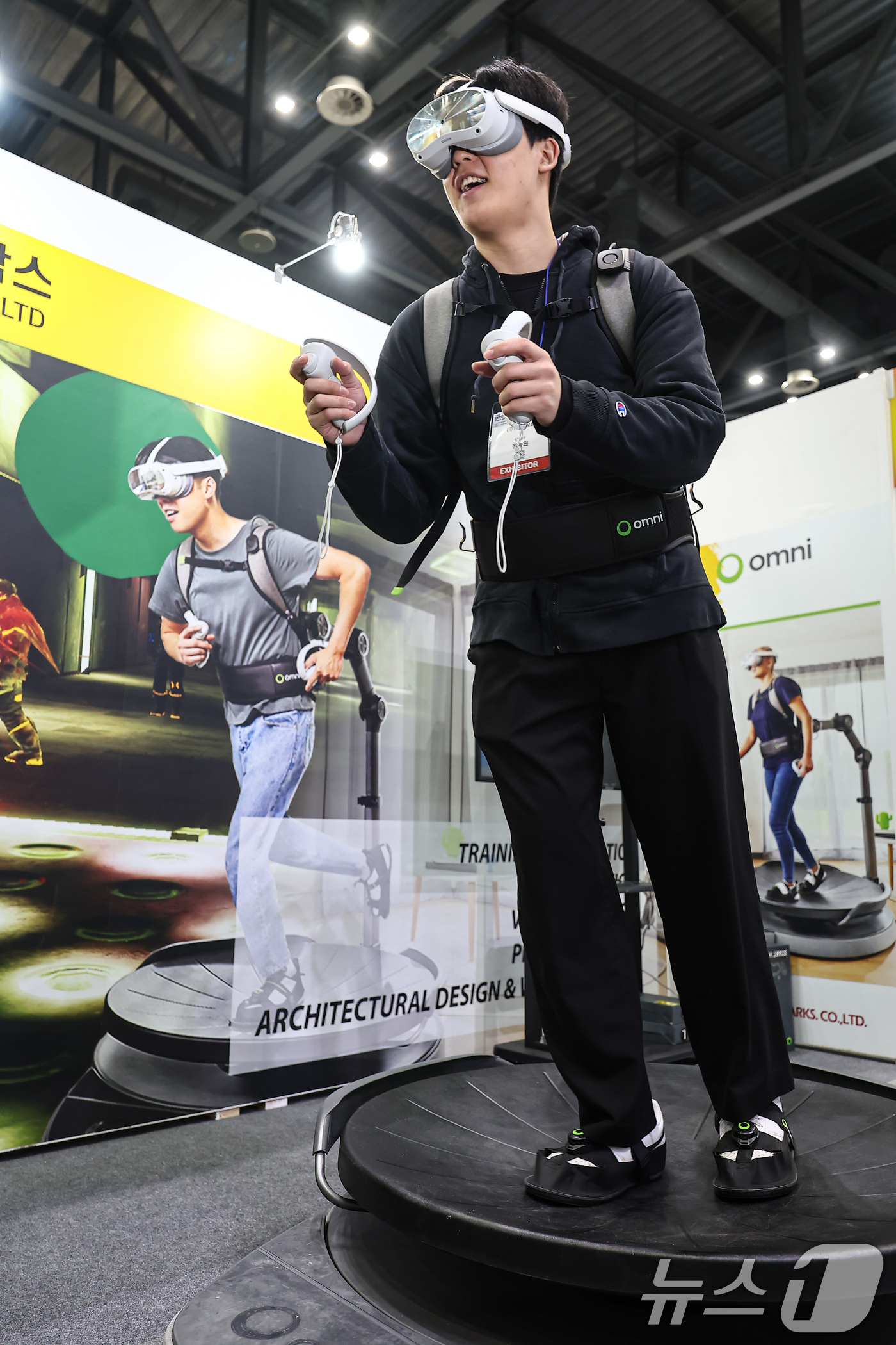 (고양=뉴스1) 김도우 기자 = 12일 경기 고양시 킨텍스에서 열린 2025 대한민국 가상융합산업대전에서 관람객이 VR(가상현실)을 활용한 게임을 체험하고 있다. 2025.11.1 …