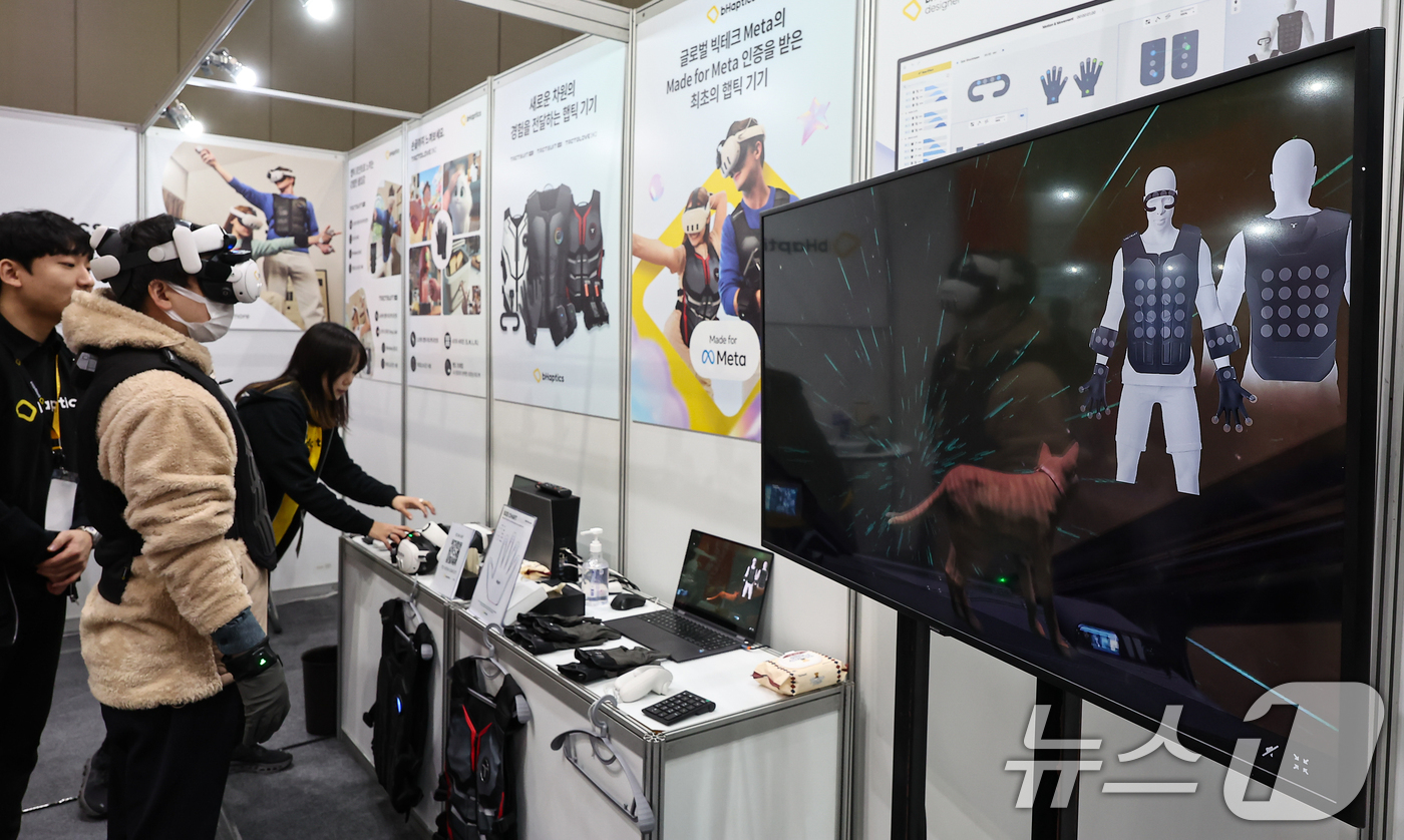 (고양=뉴스1) 김도우 기자 = 12일 경기 고양시 킨텍스에서 열린 2025 대한민국 가상융합산업대전에서 관람객이 VR(가상현실)을 활용한 게임을 체험하고 있다. 2025.11.1 …