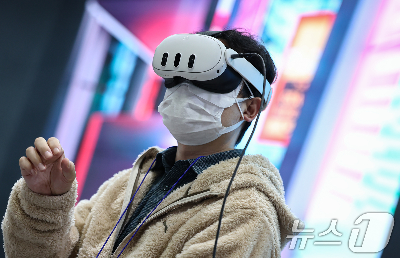 (고양=뉴스1) 김도우 기자 = 12일 경기 고양시 킨텍스에서 열린 2025 대한민국 가상융합산업대전에서 관람객이 VR(가상현실)을 체험하고 있다. 2025.11.12/뉴스1