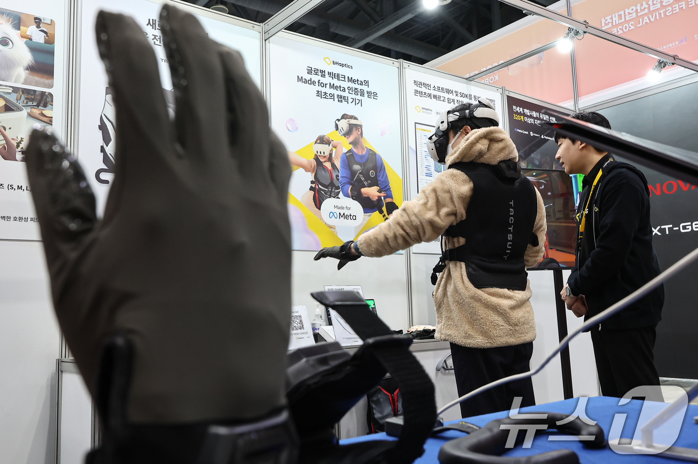 (고양=뉴스1) 김도우 기자 = 12일 경기 고양시 킨텍스에서 열린 2025 대한민국 가상융합산업대전에서 관람객이 VR(가상현실)을 활용한 게임을 체험하고 있다. 2025.11.1 …