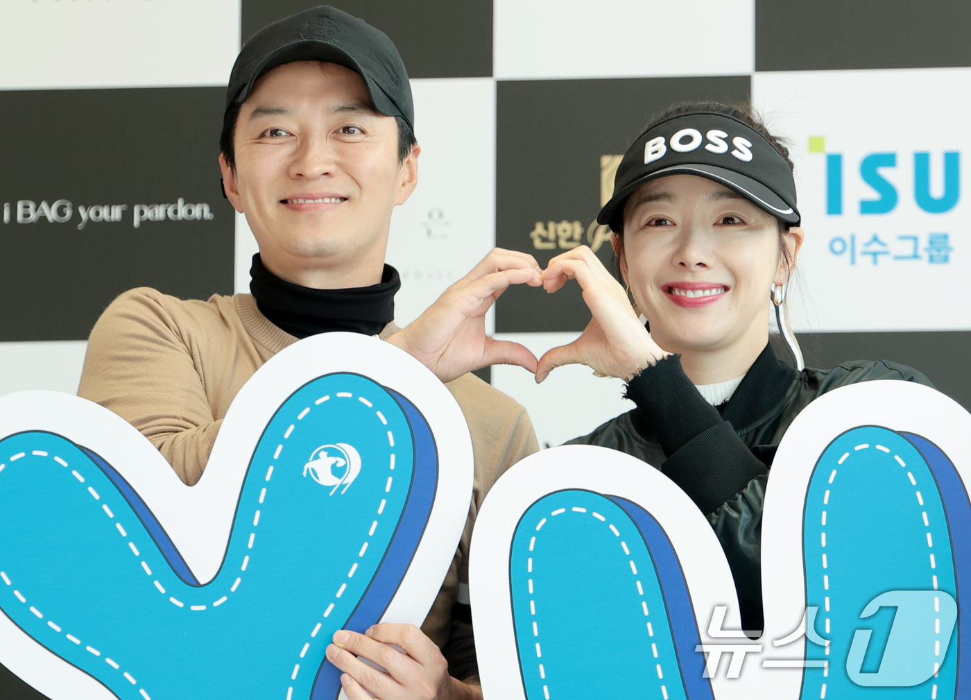 (횡성=뉴스1) 권현진 기자 = 배우 인교진, 소이현 부부(오른쪽)가 12일 강원도 횡성군 벨라45 컨트리클럽에서 열린 ‘이수그룹과 함께하는 2025 류현진 재단 자선골프대회’에서 …