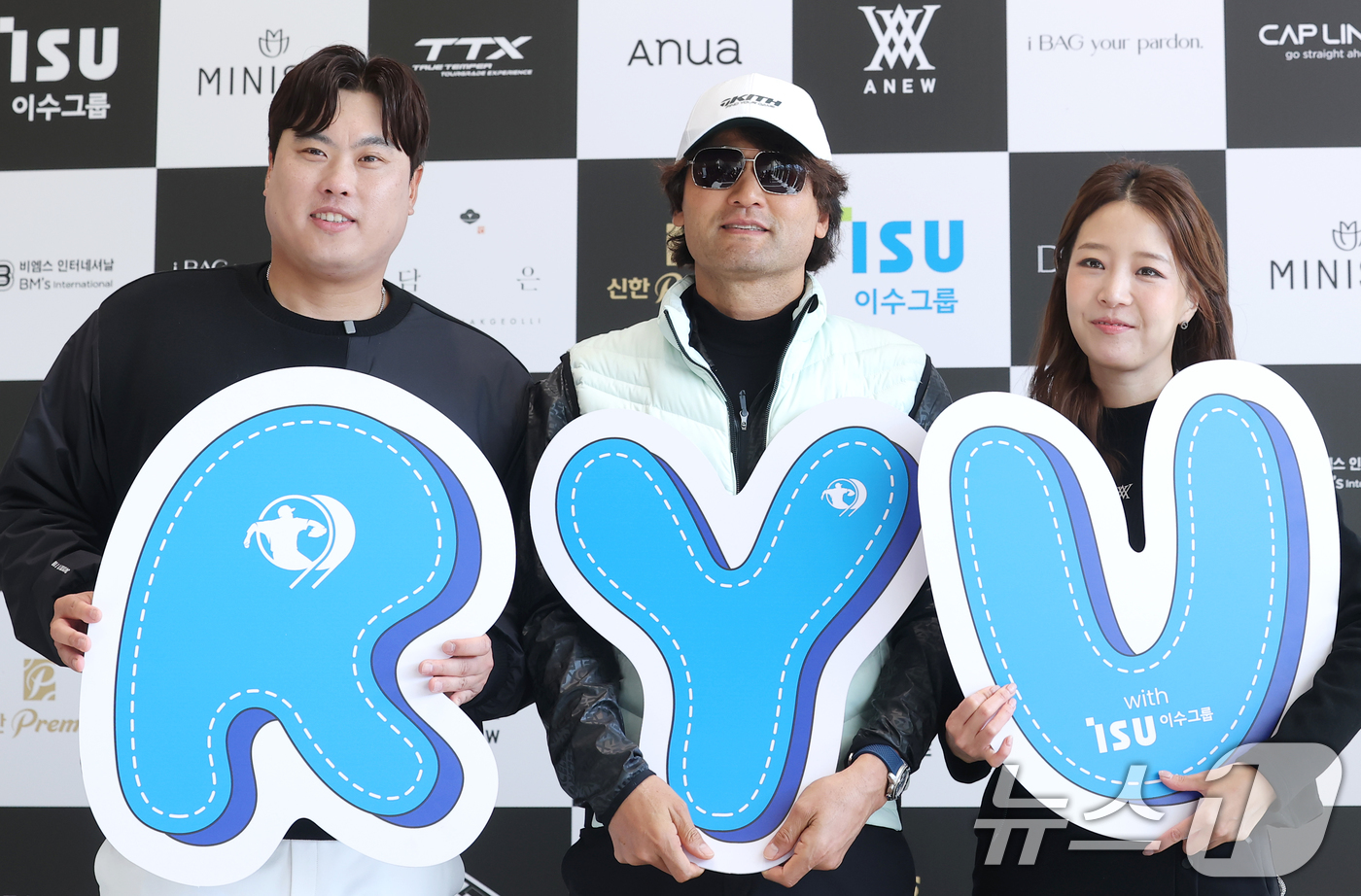 (횡성=뉴스1) 권현진 기자 = 류현진 배지현 부부가 12일 강원도 횡성군 벨라45 컨트리클럽에서 열린 ‘이수그룹과 함께하는 2025 류현진 재단 자선골프대회’에서 '코리안 특급' …