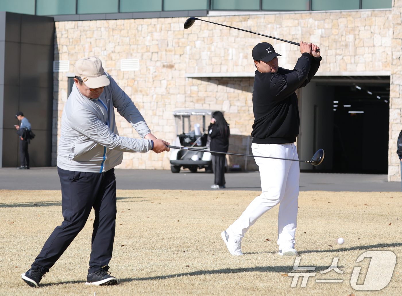 (횡성=뉴스1) 권현진 기자 = 김상범 이수그룹 회장과 류현진 이사장(오른쪽)이 12일 강원도 횡성군 벨라45 컨트리클럽에서 열린 ‘이수그룹과 함께하는 2025 류현진 재단 자선골 …