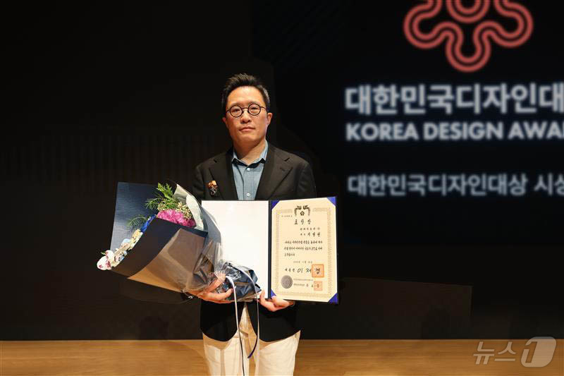 (서울=뉴스1) = 현대자동차는 12일 서울 강남구에 위치한 코엑스 그랜드컨퍼런스룸에서 열린 제27회 대한민국디자인대상 시상식에서 브랜드마케팅본부장 지성원 전무가 디자인공로 부문 …