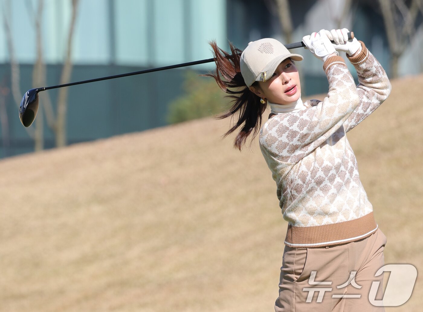 본문 이미지 - 배우 이민정이 12일 강원도 횡성군 벨라45 컨트리클럽에서 열린 ‘이수그룹과 함께하는 2025 류현진 재단 자선골프대회’에서 티샷을 하고 있다. ⓒ News1 권현진 기자