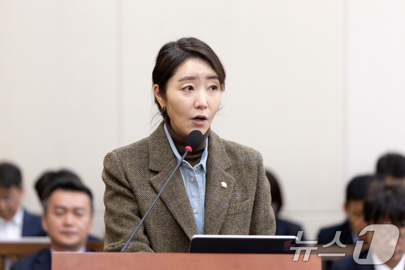 본문 이미지 - 강선우 더불어민주당 의원이 12일 서울 여의도 국회에서 열린 제429회국회(정기회) 기획재정위원회 제6차 전체회의에서 관세법 일부개정법률안 관련 제안 설명을 하고 있다. 2025.11.12/뉴스1 ⓒ News1 이승배 기자