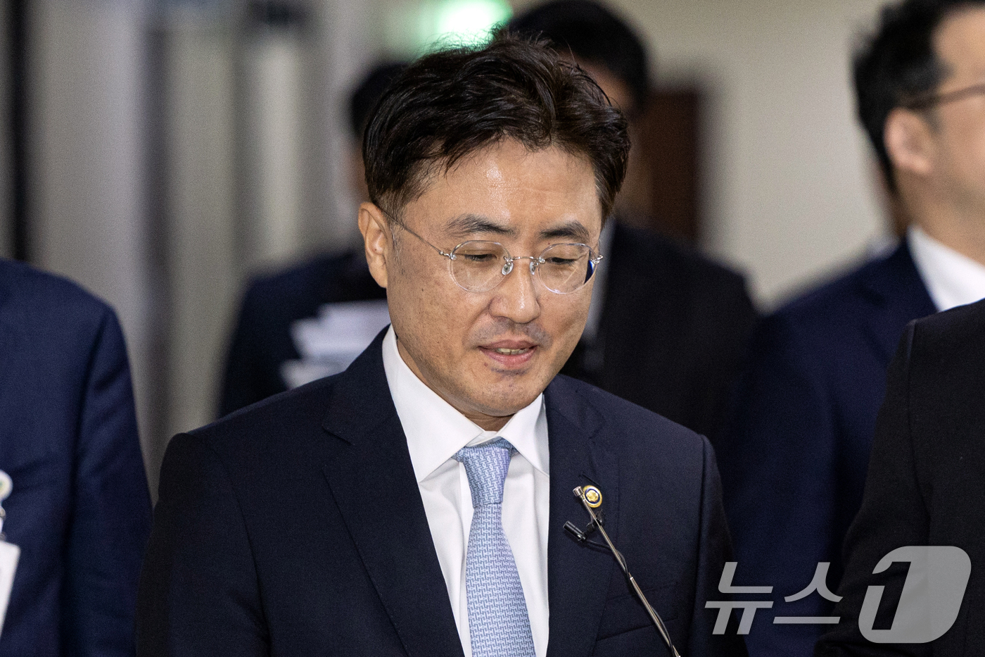 (서울=뉴스1) 이승배 기자 = 이진수 법무부 차관이 12일 서울 여의도 국회에서 열린 법제사법위원회 예산결산심사소위원회에 출석하기 위해 발걸음을 옮기고 있다. 2025.11.12 …