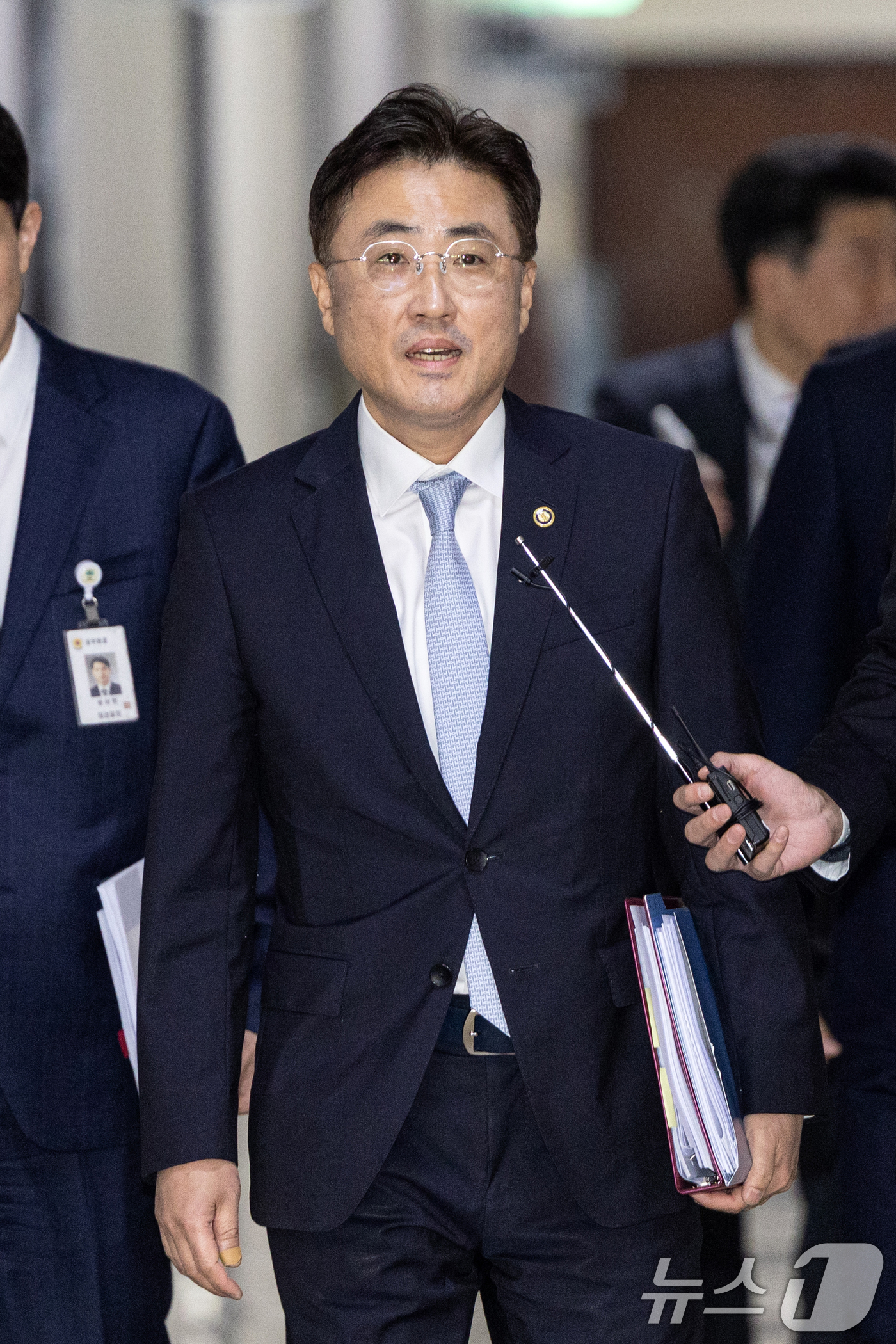 (서울=뉴스1) 이승배 기자 = 이진수 법무부 차관이 12일 서울 여의도 국회에서 열린 법제사법위원회 예산결산심사소위원회에 출석하기 위해 발걸음을 옮기고 있다. 2025.11.12 …