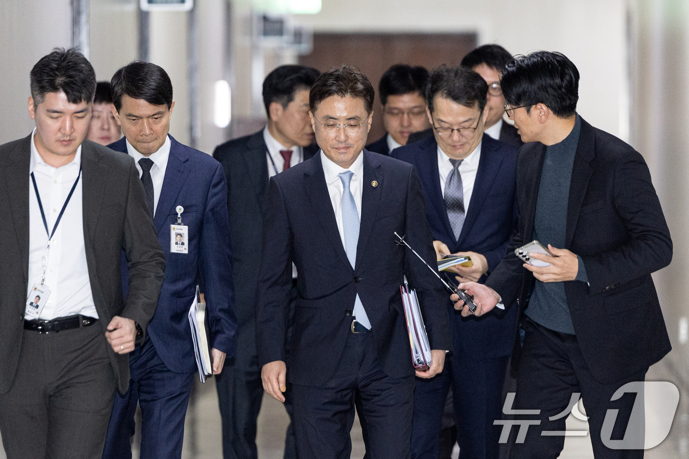 (서울=뉴스1) 이승배 기자 = 이진수 법무부 차관이 12일 서울 여의도 국회에서 열린 법제사법위원회 예산결산심사소위원회에 출석하기 위해 발걸음을 옮기고 있다. 2025.11.12 …