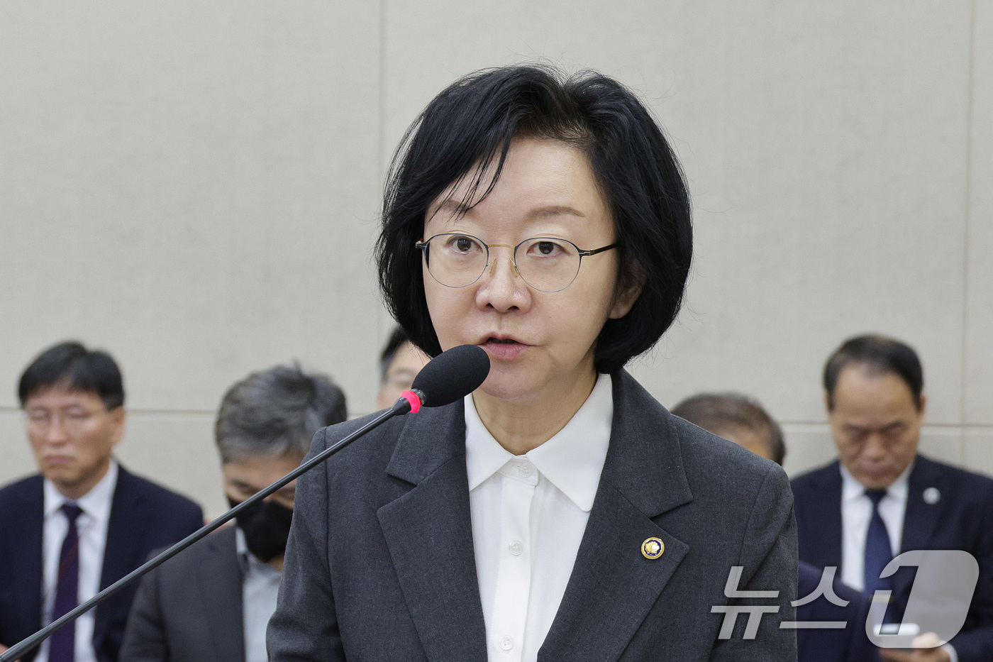 (서울=뉴스1) 신웅수 기자 = 오유경 식품의약품안전처장이 12일 서울 여의도 국회에서 열린 보건복지위원회 전체회의에서 예산안 통과에 대한 감사 인사를 하고 있다. 2025.11. …