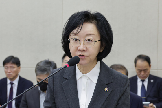 인사말하는 오유경 처장