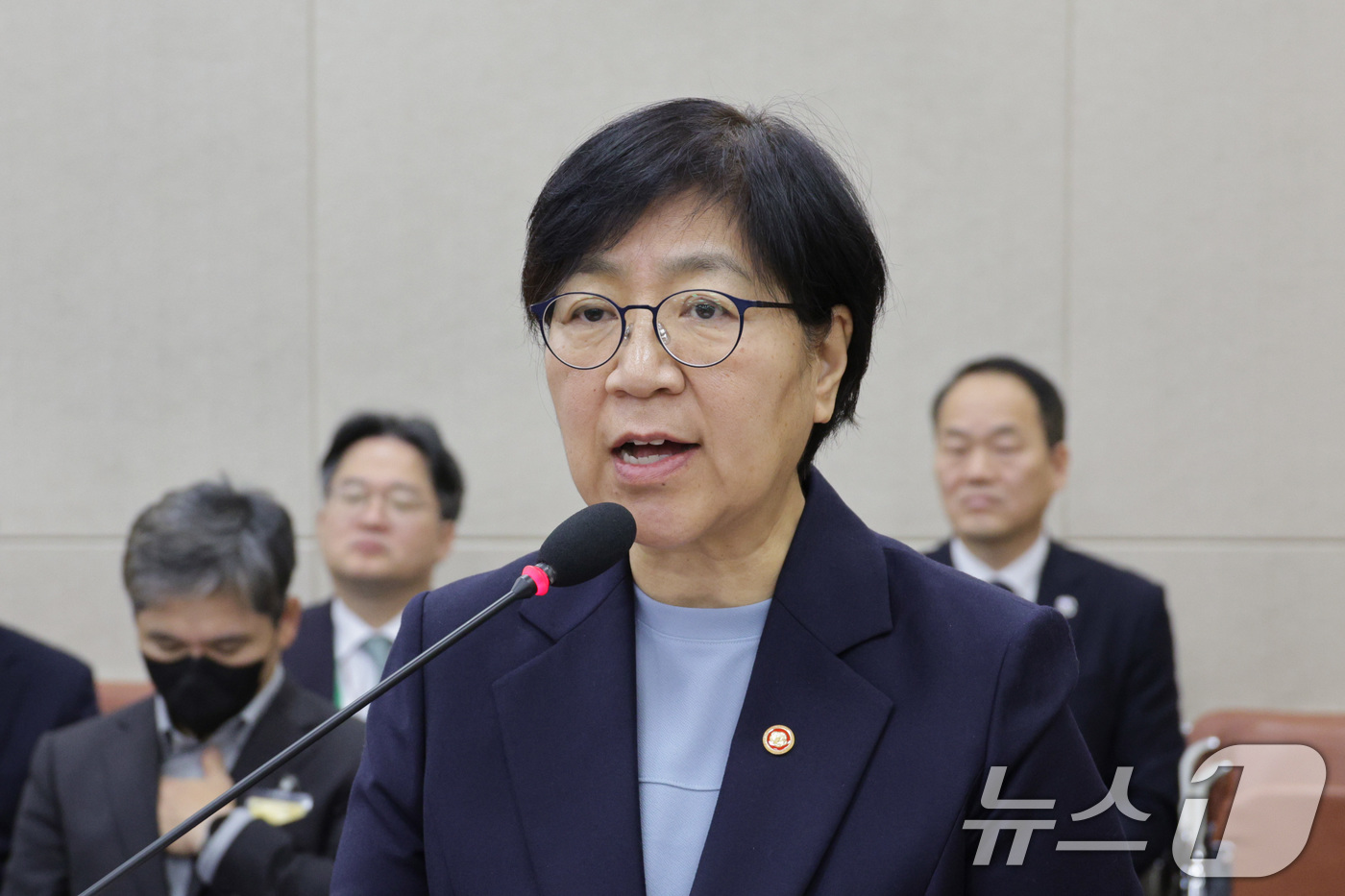 (서울=뉴스1) 신웅수 기자 = 정은경 보건복지부 장관이 12일 서울 여의도 국회에서 열린 보건복지위원회 전체회의에서 예산안 통과에 대한 감사 인사를 하고 있다. 2025.11.1 …