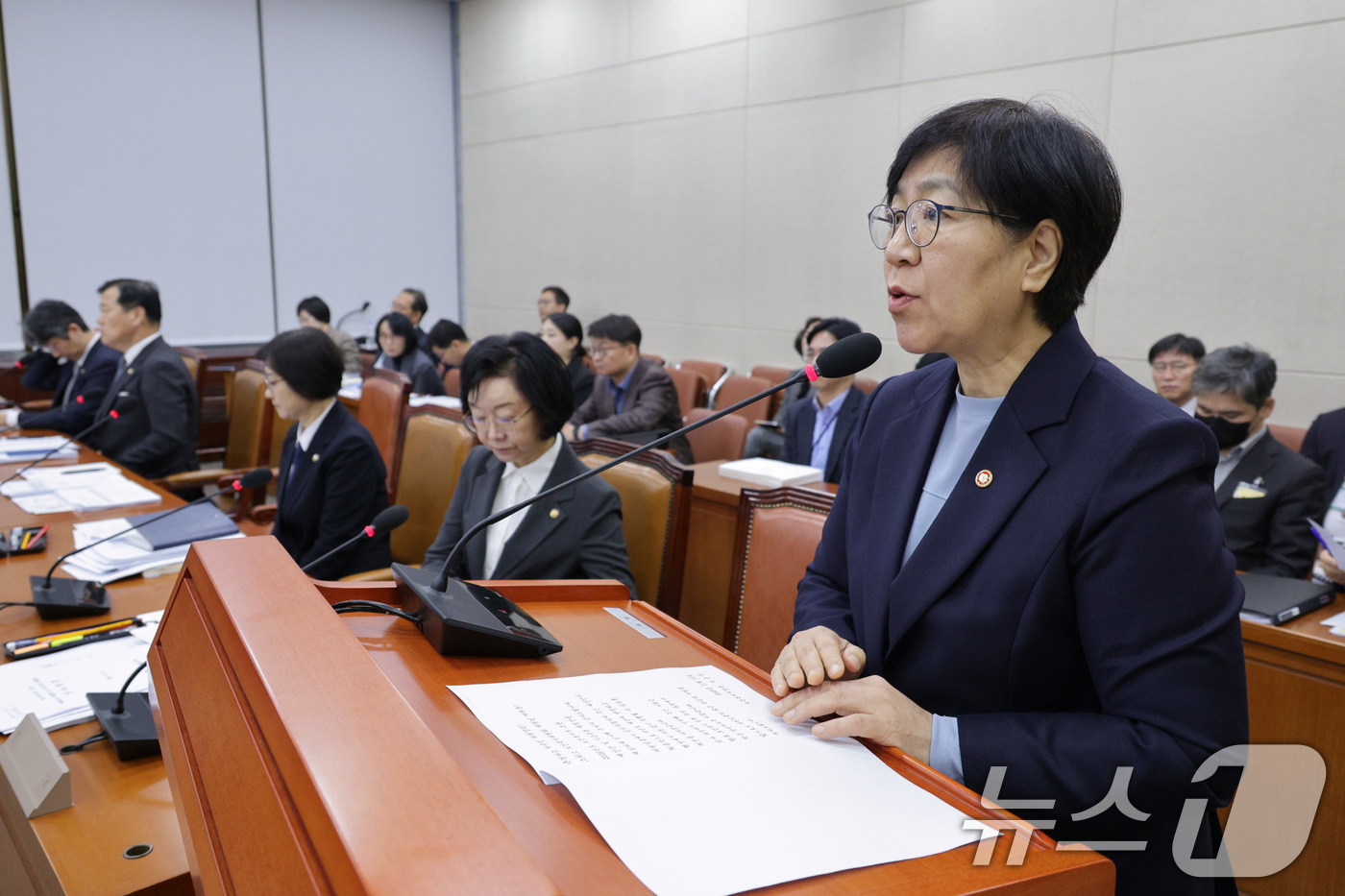 (서울=뉴스1) 신웅수 기자 = 정은경 보건복지부 장관이 12일 서울 여의도 국회에서 열린 보건복지위원회 전체회의에서 예산안 통과에 대한 감사 인사를 하고 있다. 2025.11.1 …