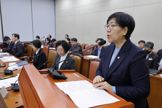 예산안 통과 인사하는 정은경 장관