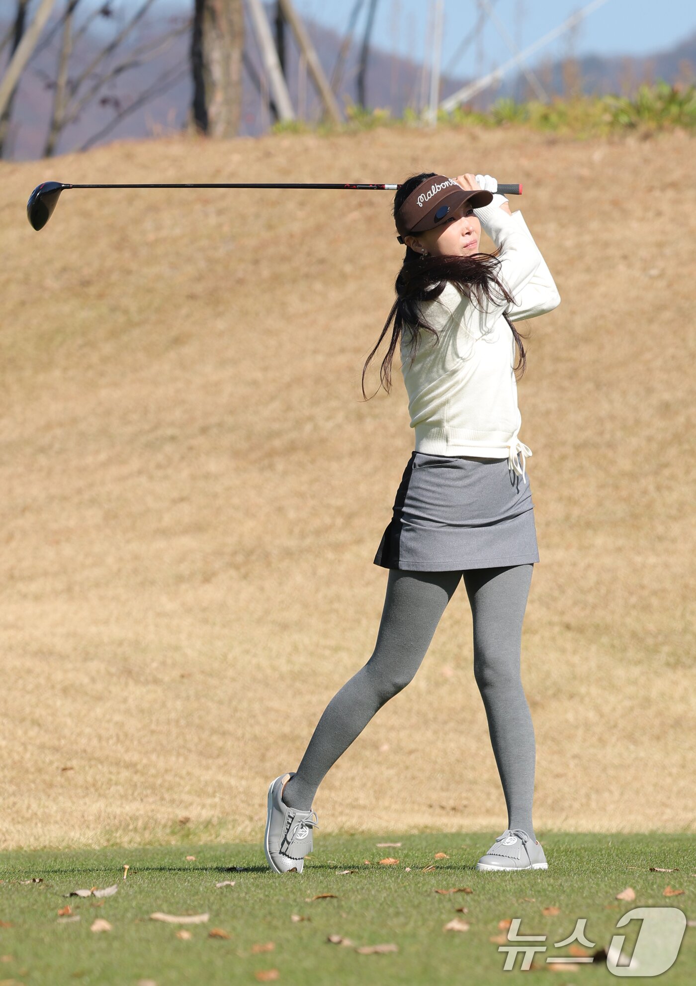 본문 이미지 - 배우 오윤아가 12일 강원도 횡성군 벨라45 컨트리클럽에서 열린 ‘이수그룹과 함께하는 2025 류현진 재단 자선골프대회’에서 티샷을 하고 있다. ⓒ News1 권현진 기자
