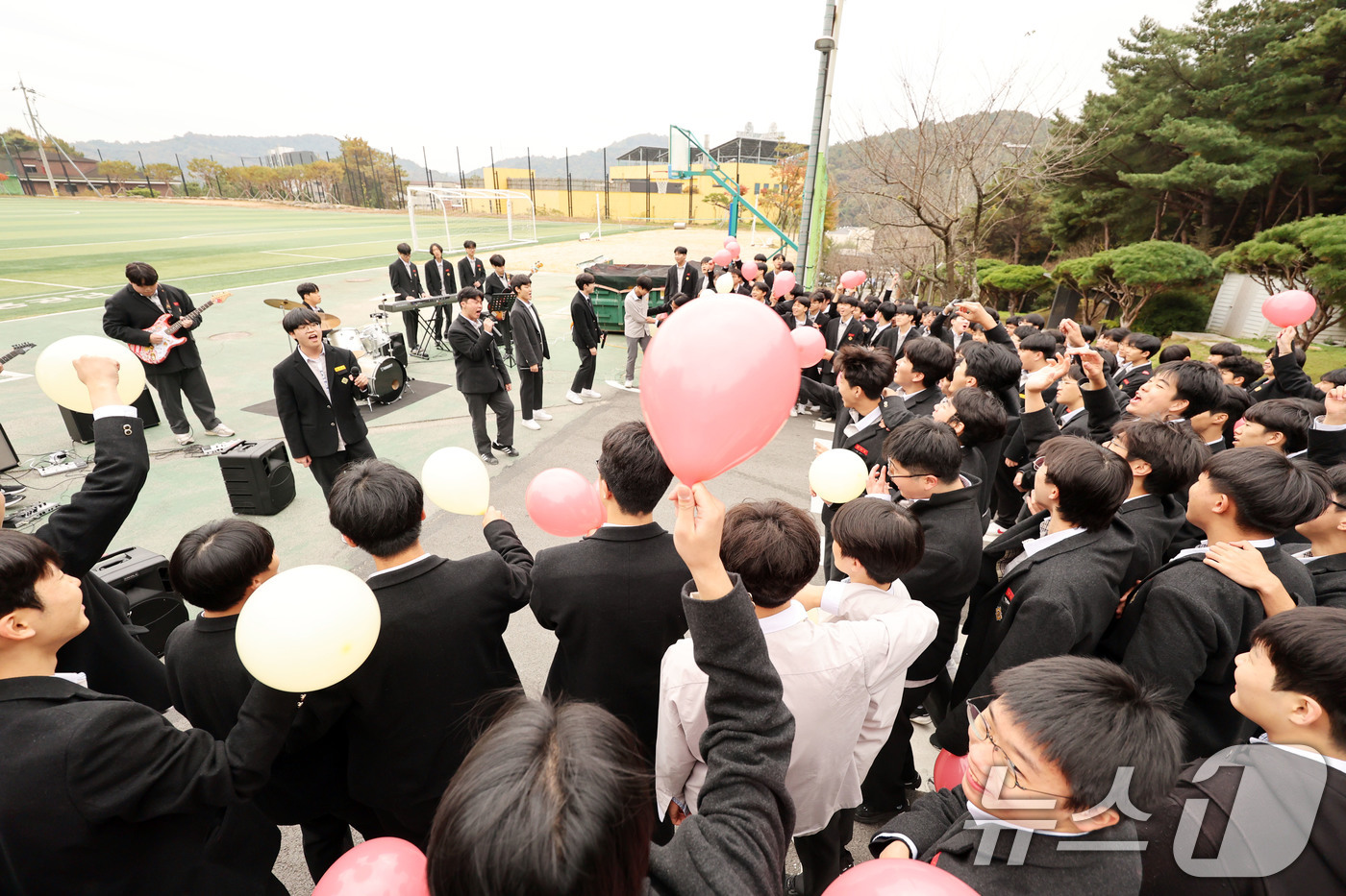 (나주=뉴스1) 박지현 기자 = 2026학년도 대학수학능력시험을 하루 앞둔 12일 광주 서구 대동고에서 1,2학년 재학생들이 3학년 수험생 선배들을 위해 밴드부 라이브 공연을 하고 …