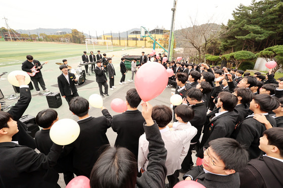 "선배님들, 수능 대박나도록"