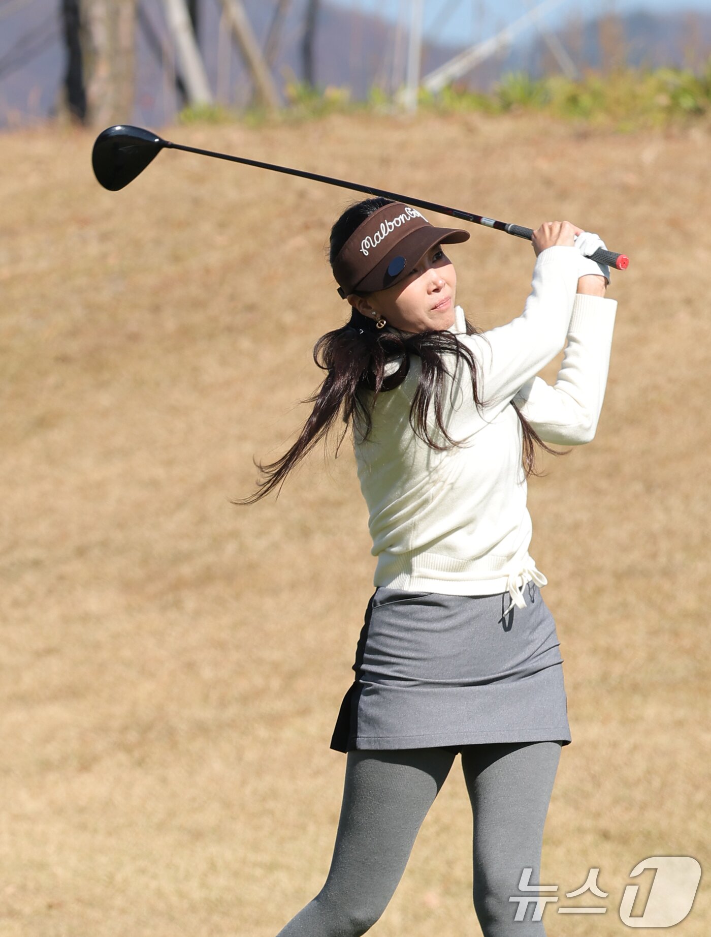 본문 이미지 - 배우 오윤아가 12일 강원도 횡성군 벨라45 컨트리클럽에서 열린 ‘이수그룹과 함께하는 2025 류현진 재단 자선골프대회’에서 티샷을 하고 있다. ⓒ News1 권현진 기자