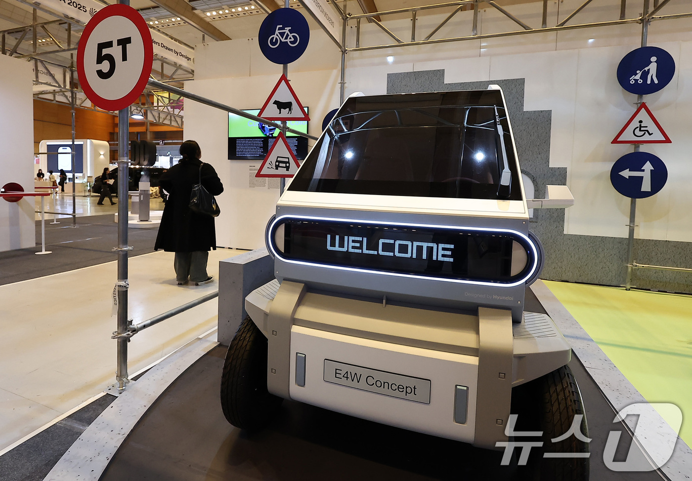 (서울=뉴스1) 김성진 기자 = 12일 서울 강남구 코엑스에서 열린 디자인코리아 2025를 찾은 관람객이 전시장을 둘러보고 있다. 2025.11.12/뉴스1