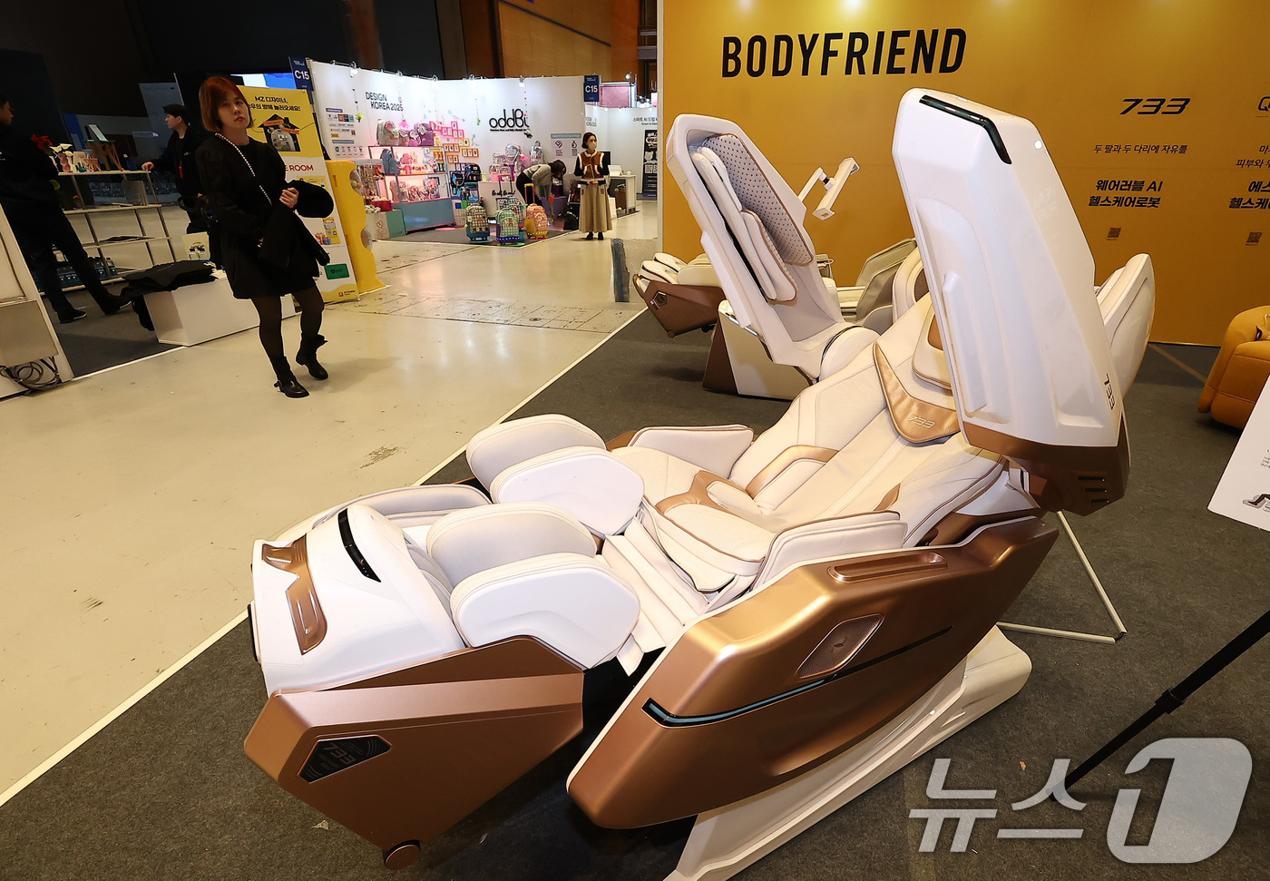 (서울=뉴스1) 김성진 기자 = 12일 서울 강남구 코엑스에서 열린 디자인코리아 2025를 찾은 관람객들이 전시장을 둘러보고 있다. 2025.11.12/뉴스1