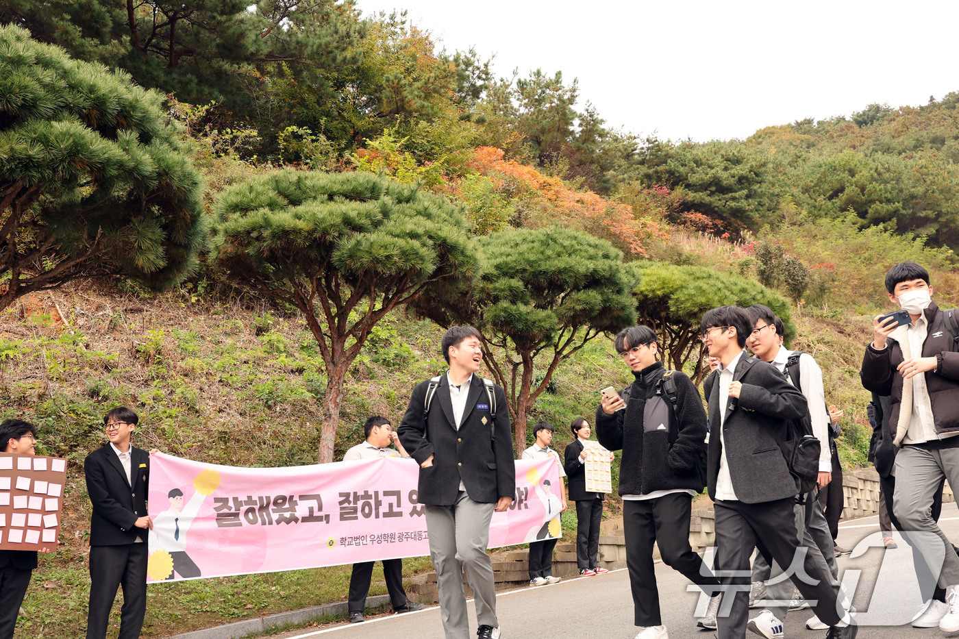 (나주=뉴스1) 박지현 기자 = 2026학년도 대학수학능력시험을 하루 앞둔 12일 광주 서구 대동고에서 1,2학년 재학생들이 3학년 수험생 선배들을 위해 응원전을 펼치고 있다. 2 …