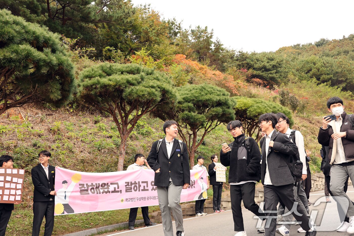 본문 이미지 - 2026학년도 대학수학능력시험을 하루 앞둔 12일 광주 서구 대동고에서 1,2학년 재학생들이 3학년 수험생 선배들을 위해 응원전을 펼치고 있다. 2025.11.12/뉴스1 ⓒ News1 박지현 기자