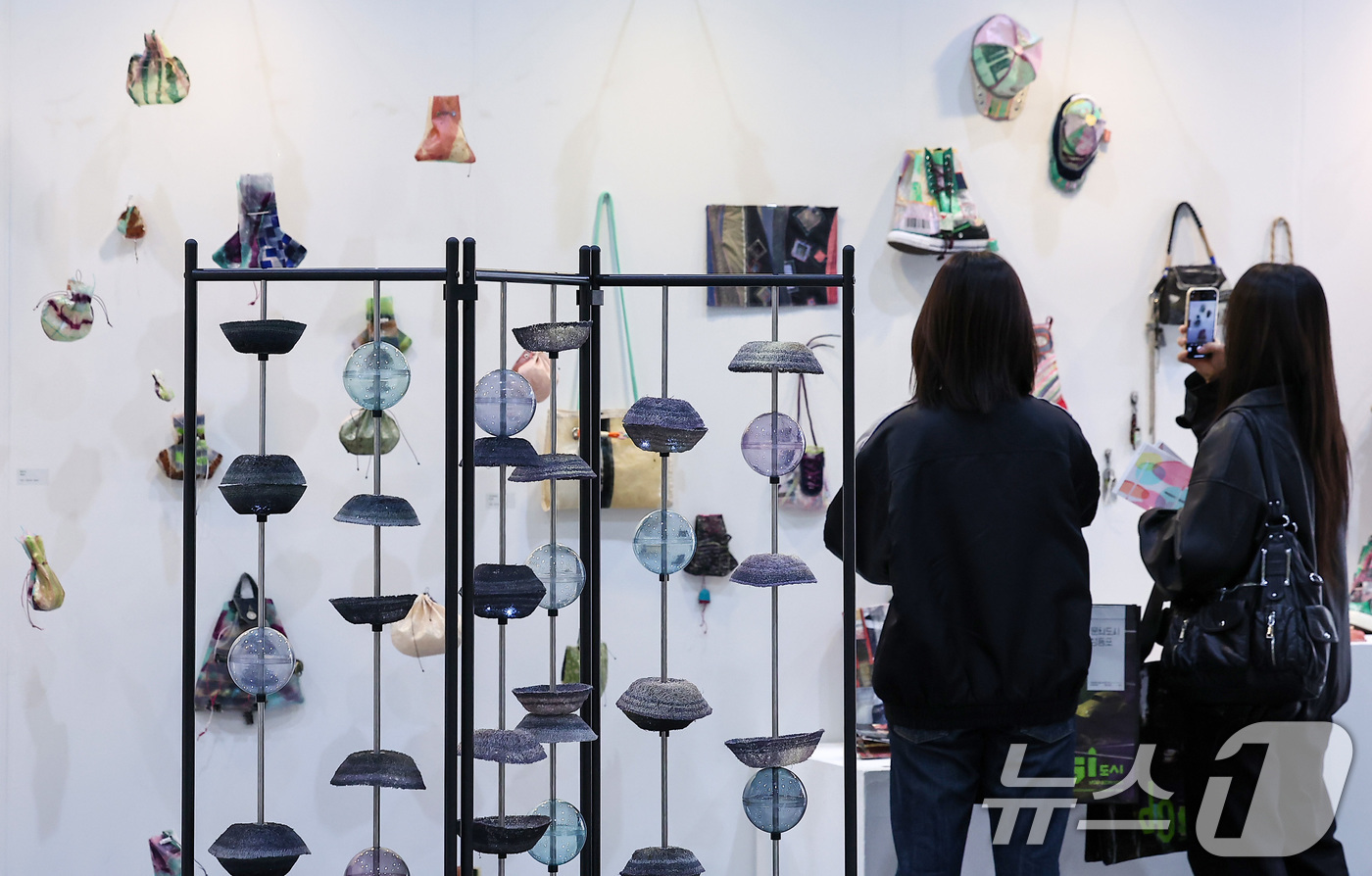 (서울=뉴스1) 김성진 기자 = 12일 서울 강남구 코엑스에서 열린 2025 서울디자인페스티벌을 찾은 관람객들이 전시장을 둘러보고 있다. 2025.11.12/뉴스1