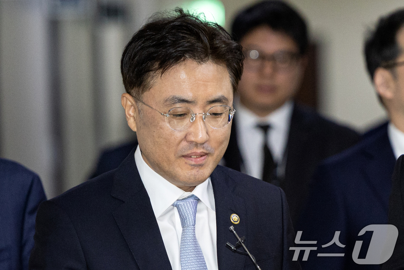 (서울=뉴스1) 이승배 기자 = 이진수 법무부 차관이 12일 서울 여의도 국회에서 열린 법제사법위원회 예산결산심사소위원회에 출석하기 위해 발걸음을 옮기고 있다. 2025.11.12 …