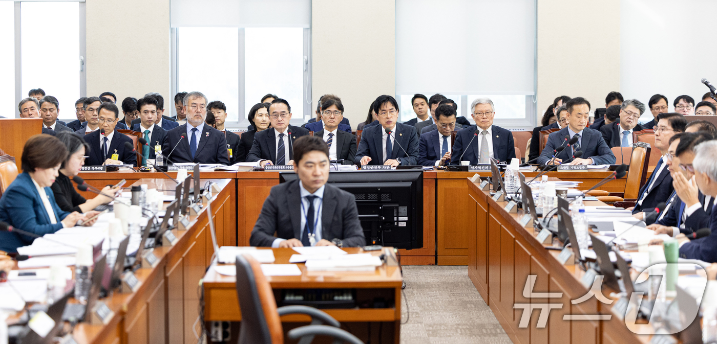 (서울=뉴스1) 이승배 기자 = 김민재 행정안전부 차관이 12일 서울 여의도 국회에서 열린 제429회국회(정기회) 행정안전위원회 제14차 전체회의에 출석해 의원 질의에 답변하고 있 …